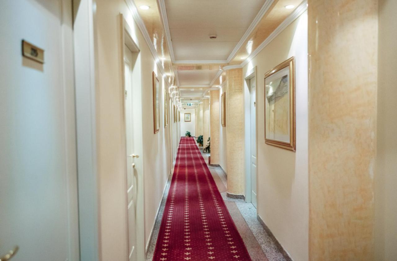Hotel Pushkin Uralsk Exterior photo